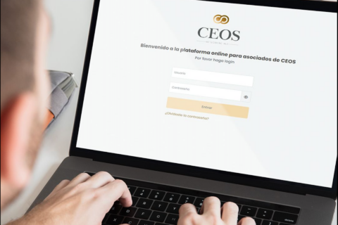 acceso a la plataforma ceos en laptop