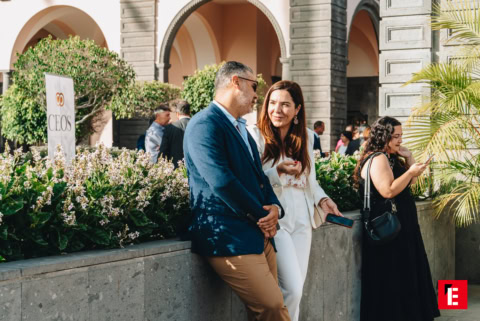 evento de networking de ceos en patio soleado