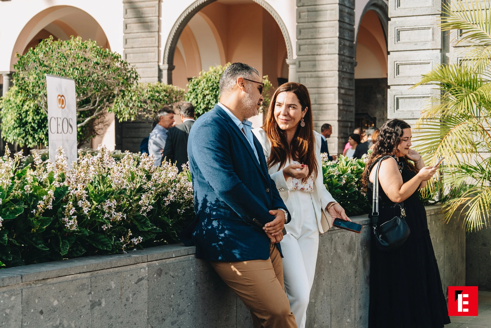 evento de networking de ceos en patio soleado