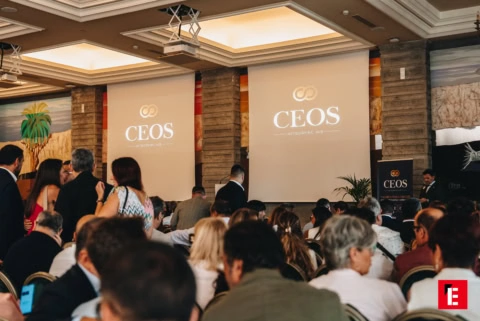 evento corporativo ceos: networking hub en salón elegante