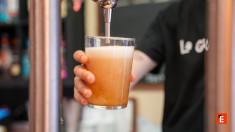 pinta de cerveza de barril con espuma cremosa