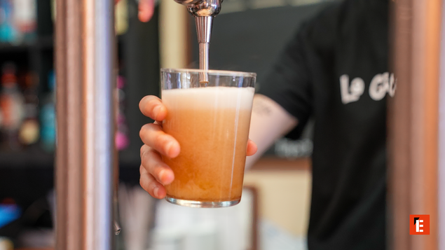 pinta de cerveza de barril con espuma cremosa