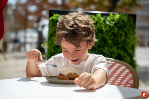 enfant gourmand en terrasse, glace et dessert