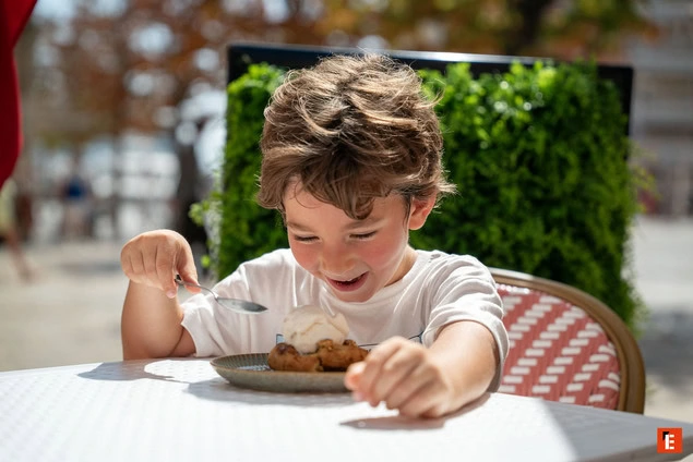 enfant gourmand en terrasse, glace et dessert