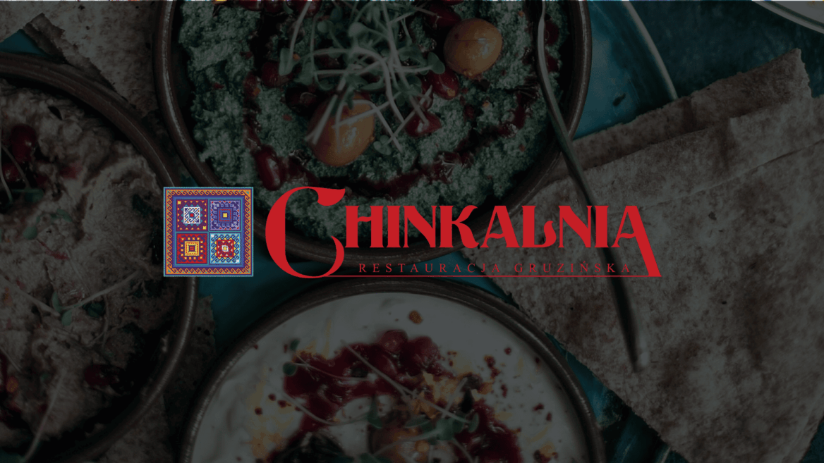 logo chinkalnia na tle gruzińskich dań