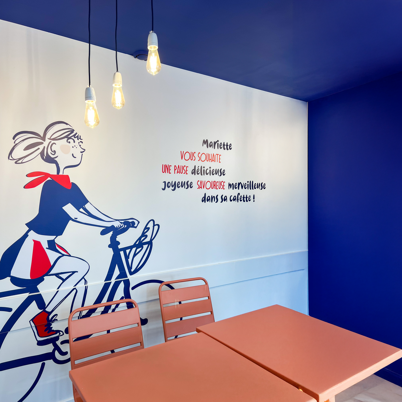 coin café bleu et corail, fille à vélo