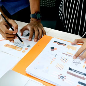team di analisi dati su report e grafici