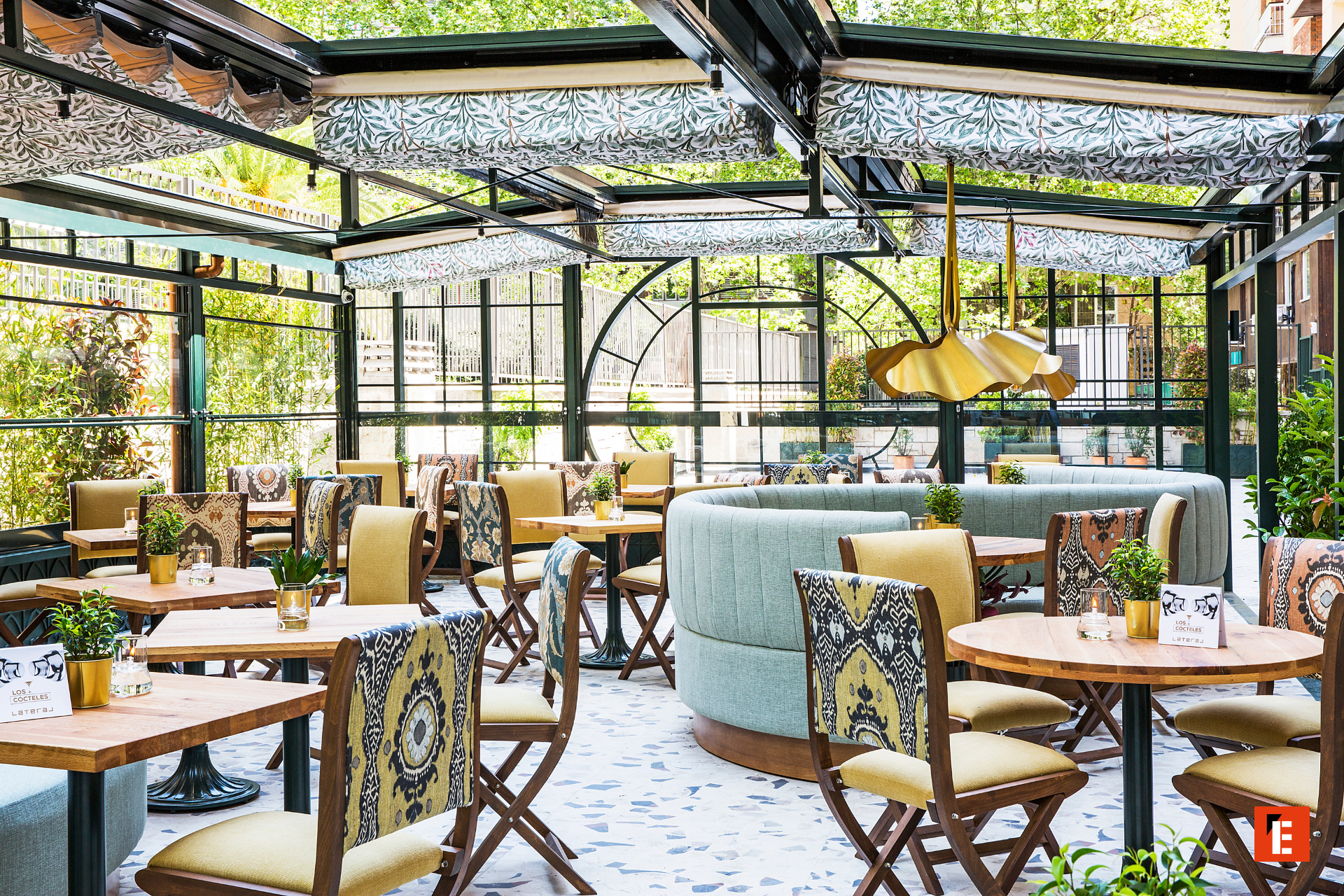 comedor invernadero luminoso con plantas y banqueta