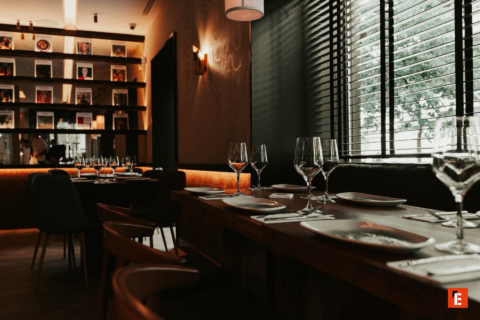 comedor elegante con mesa larga y luz filtrada