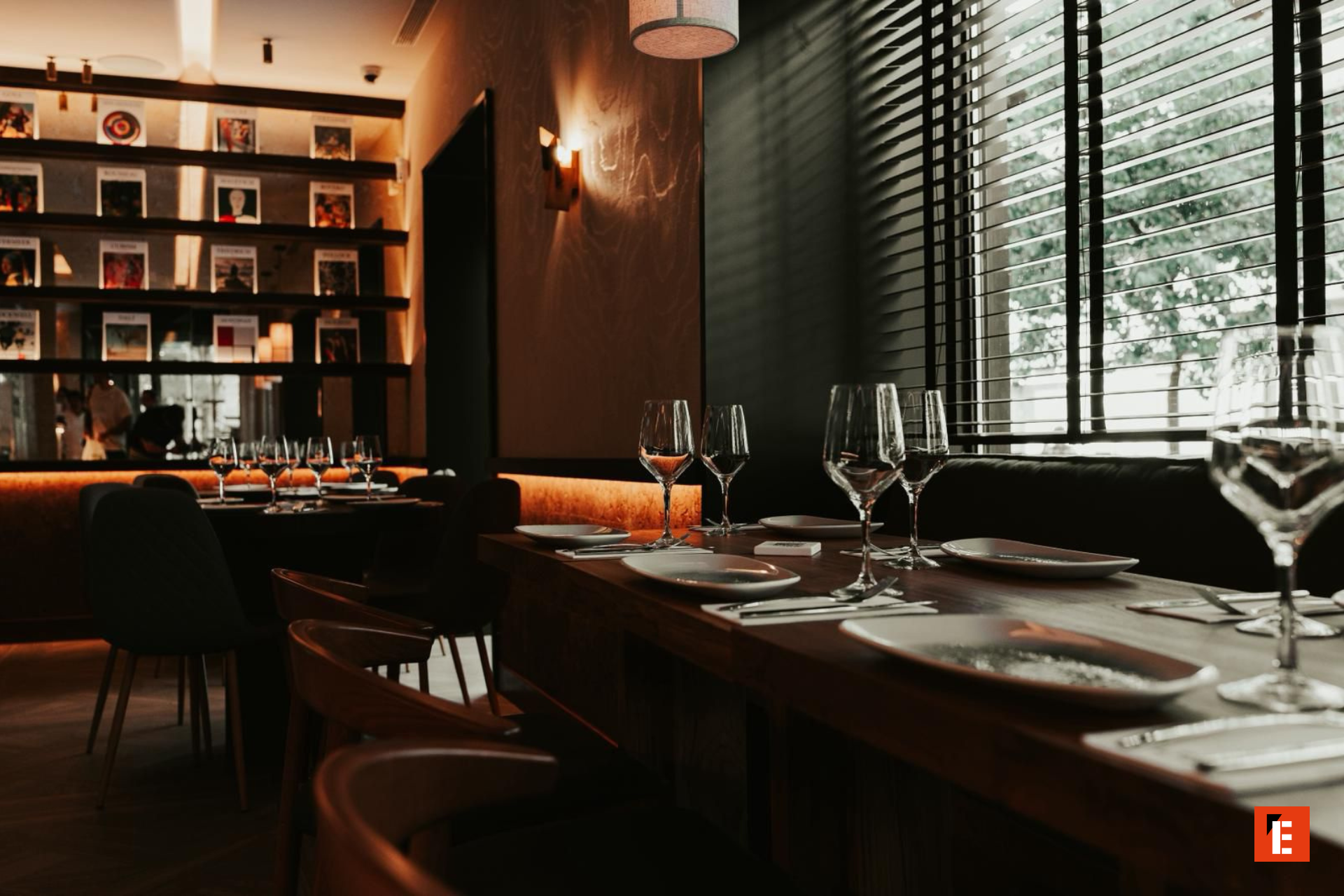 comedor elegante con mesa larga y luz filtrada
