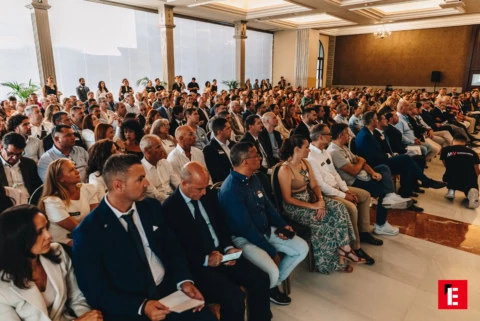 conferencia formal con público sentado en sala elegante