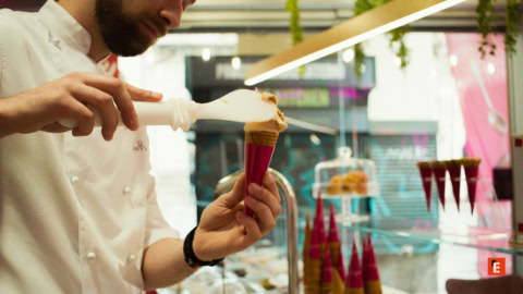 cono di gelato artigianale preparato a mano