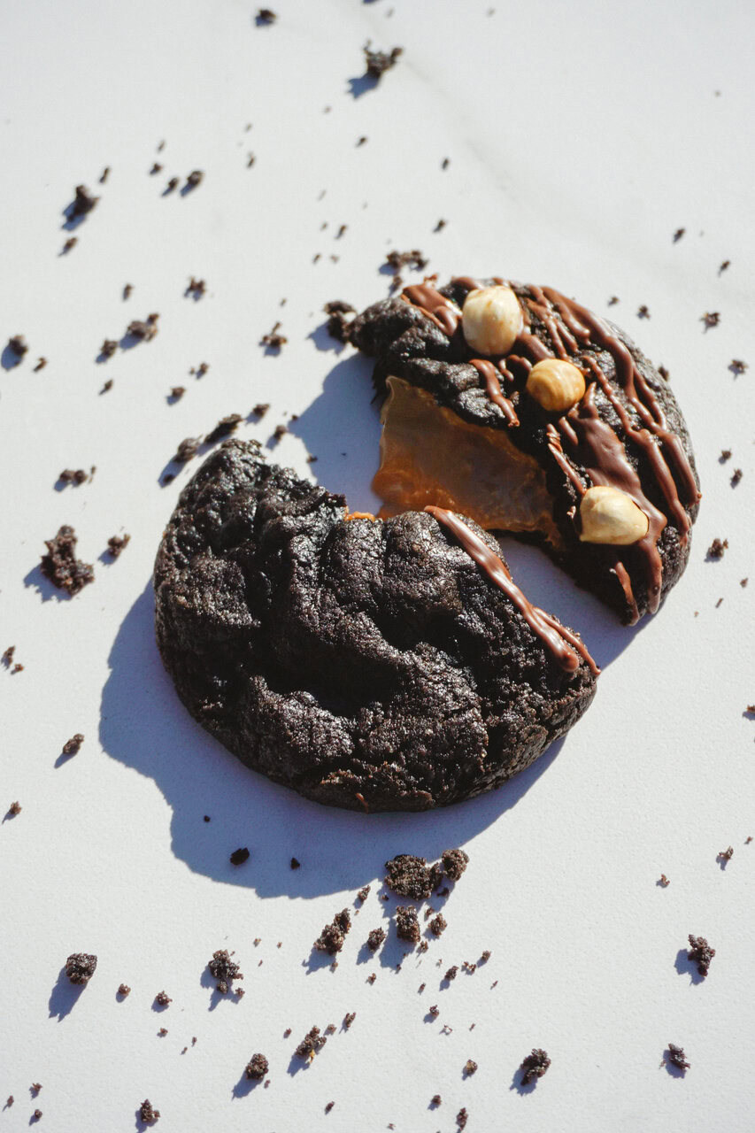 cookies chocolat noir fourrés caramel et noisettes