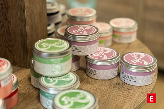 boîtes cosmétiques colorées sur Étagère en bois