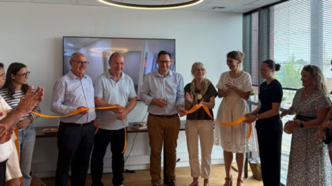 cérémonie d’inauguration en entreprise, ruban et applaudissements
