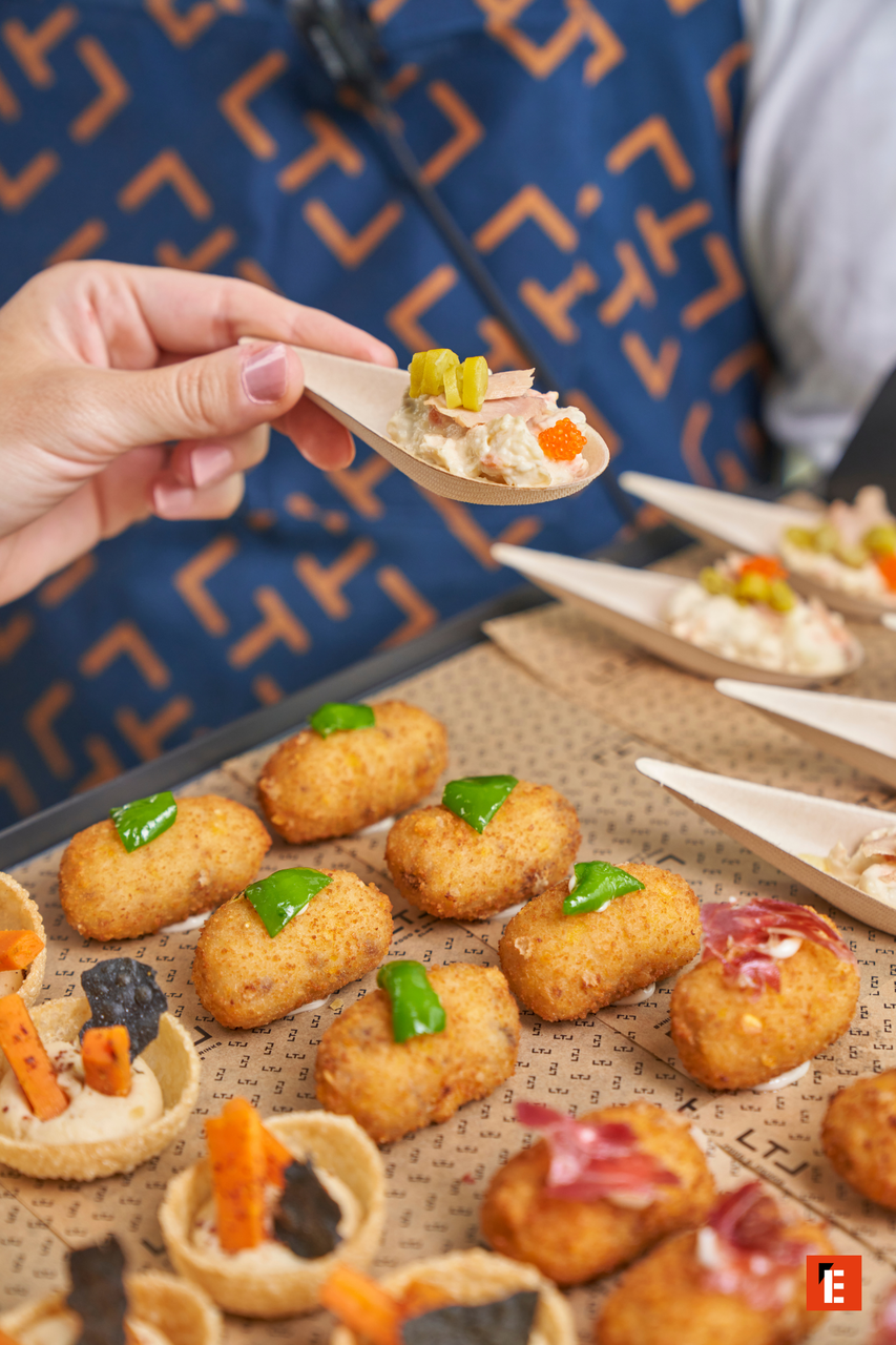 cucharita de ensaladilla con huevas y croquetas