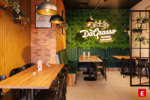 wnętrze restauracji dagrasso z zieloną Ścianą i neonem