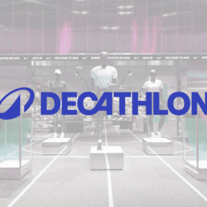 intérieur boutique décathlon : logo bleu et mannequins sportifs