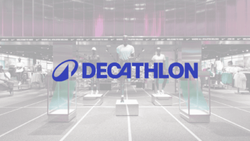 intérieur boutique décathlon : logo bleu et mannequins sportifs