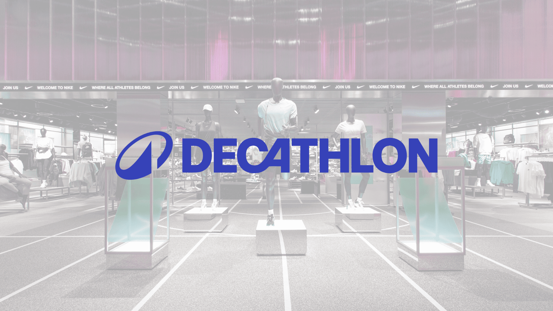 intérieur boutique décathlon : logo bleu et mannequins sportifs