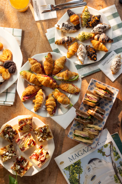desayuno de bollería y croissants rellenos