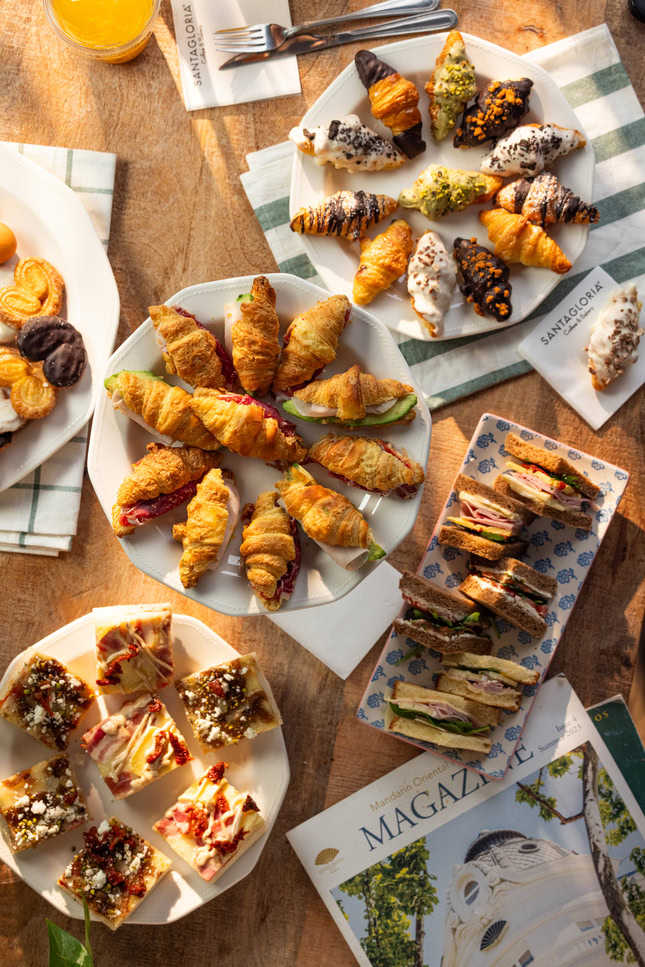 desayuno de bollería y croissants rellenos