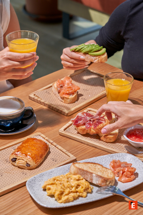 brunch rústico: tostadas de aguacate, salmón y huevos