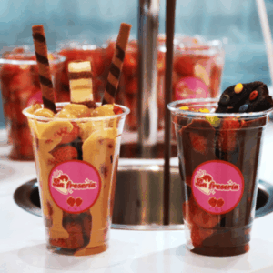 Vasitos gourmet de fresas, chocolate y caramelo.