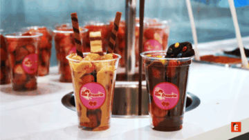 Vasitos gourmet de fresas, chocolate y caramelo.