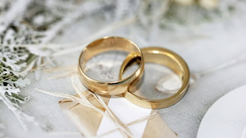 alliances de mariage en or sur tissu floral