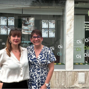 deux professionnelles sourient devant agence cn
