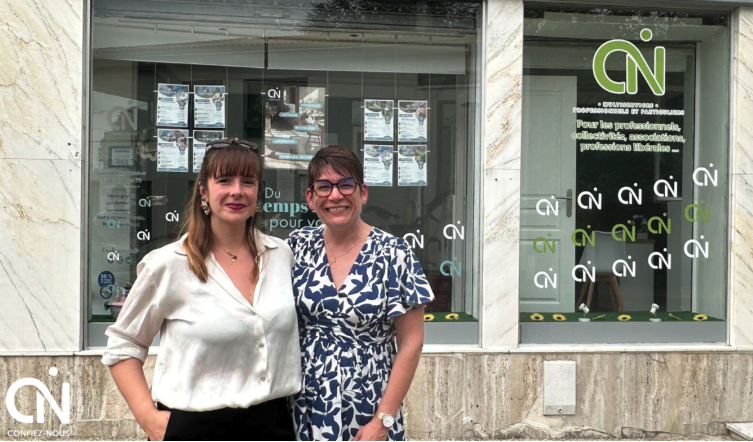 deux professionnelles sourient devant agence cn