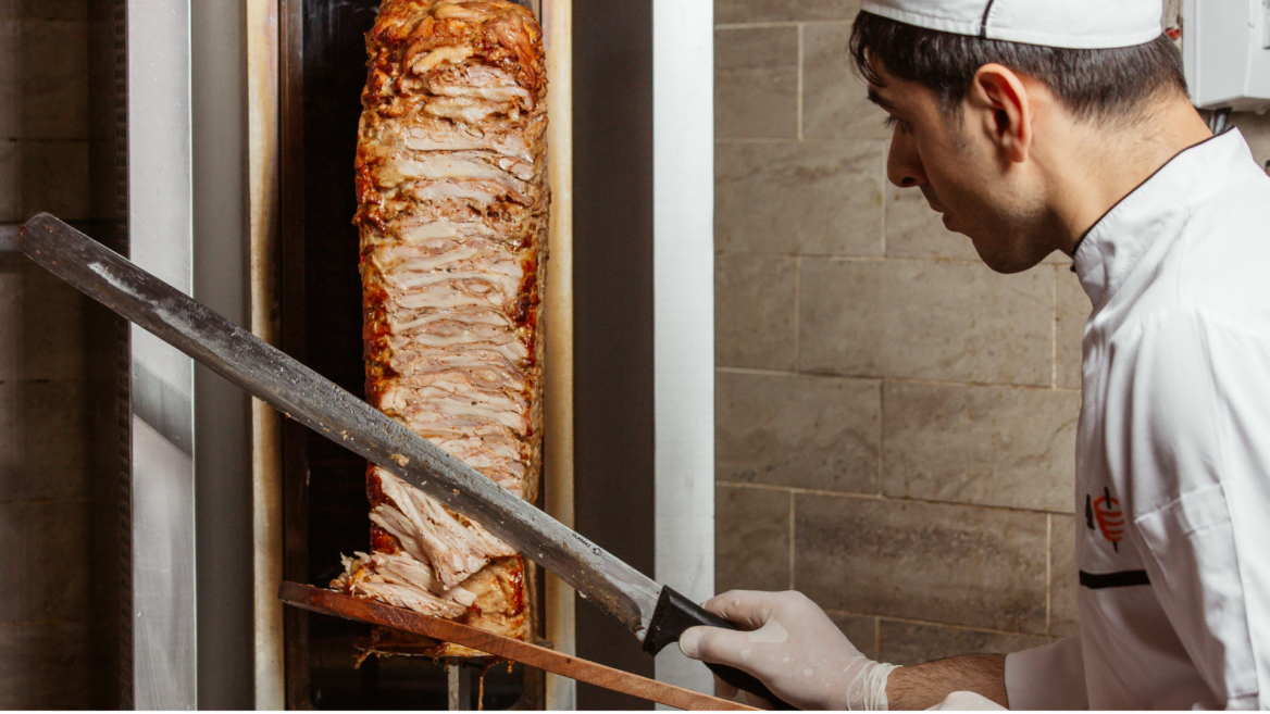 döner hähnchen vom drehspieß frisch geschnitten