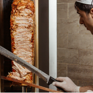 döner hähnchen vom drehspieß frisch geschnitten