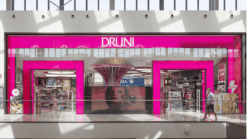escaparate rosa druni: cosméticos en centro comercial