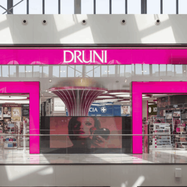 escaparate rosa druni: cosméticos en centro comercial