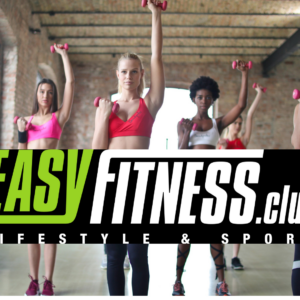 easyfitness: frauen im gruppenworkout mit hanteln