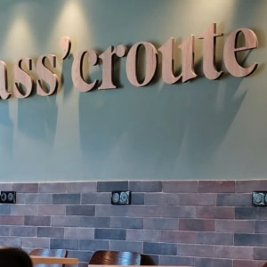 enseigne classcroute en bois sur mur vert carrelé