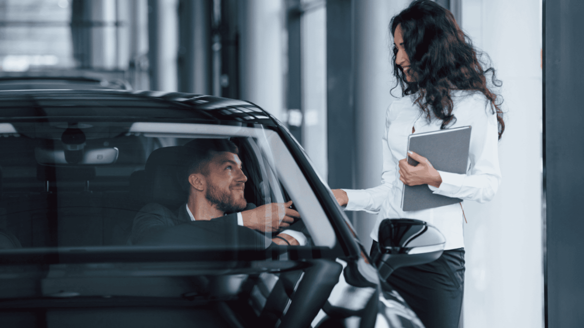 cliente recibe llaves en concesionario moderno