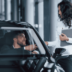 cliente recibe llaves en concesionario moderno
