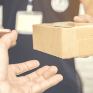 entrega de paquete en mano por mensajero