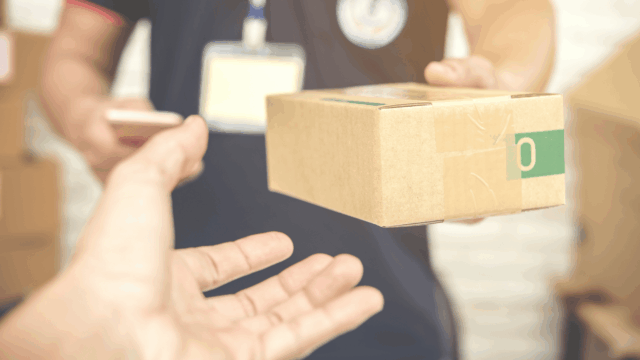 entrega de paquete en mano por mensajero