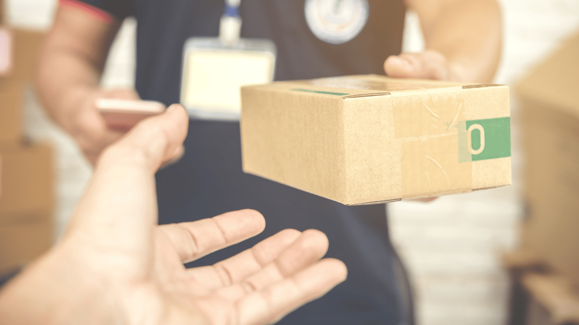 entrega de paquete en mano por mensajero