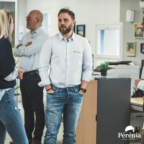 Équipe pérénia en réunion informelle au bureau