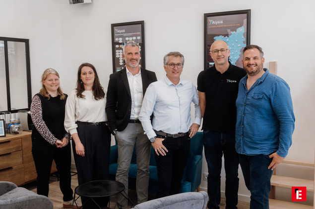 Équipe de six professionnels en bureau moderne