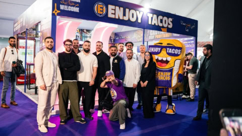 Équipe enjoy tacos au salon avec mascotte