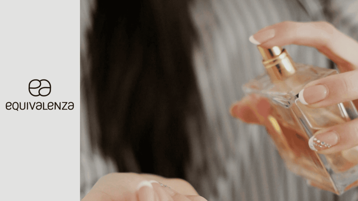 vaporisateur de parfum equivalenza en main manucurée