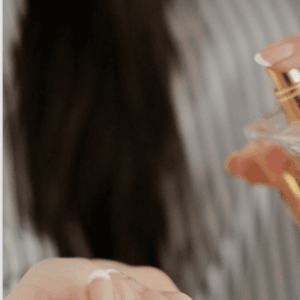 vaporisateur de parfum equivalenza en main manucurée