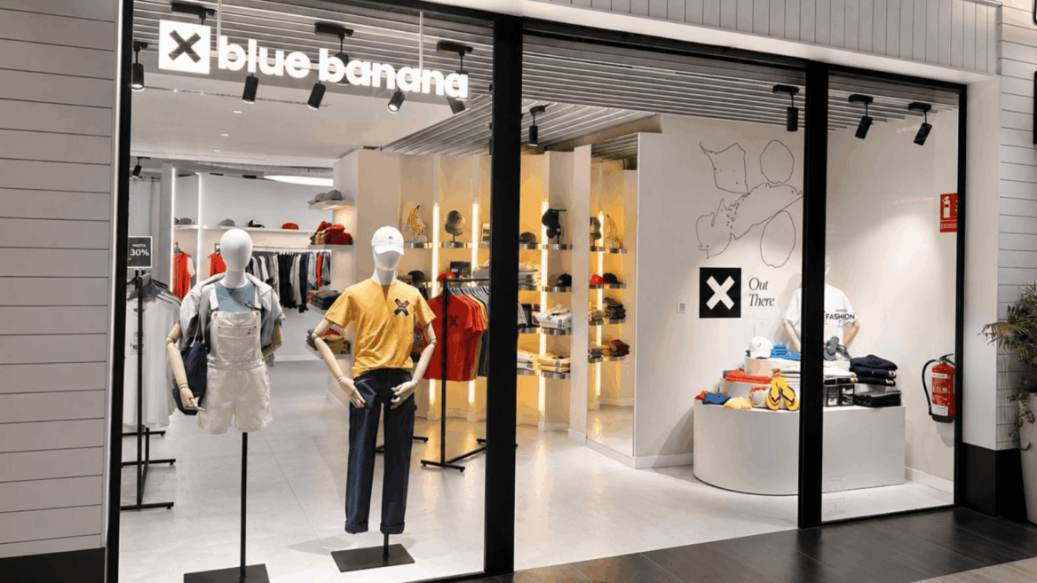 escaparate blue banana: boutique moderna con maniquíes