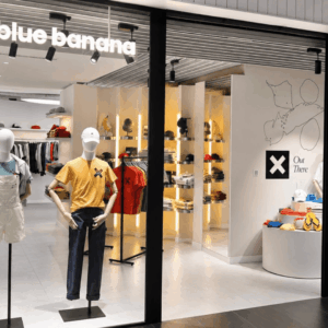 escaparate blue banana: boutique moderna con maniquíes